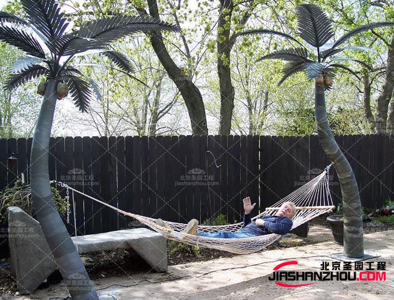 因为仿真树产品不需要日常浇水、施肥等常规护理也不会因为缺水