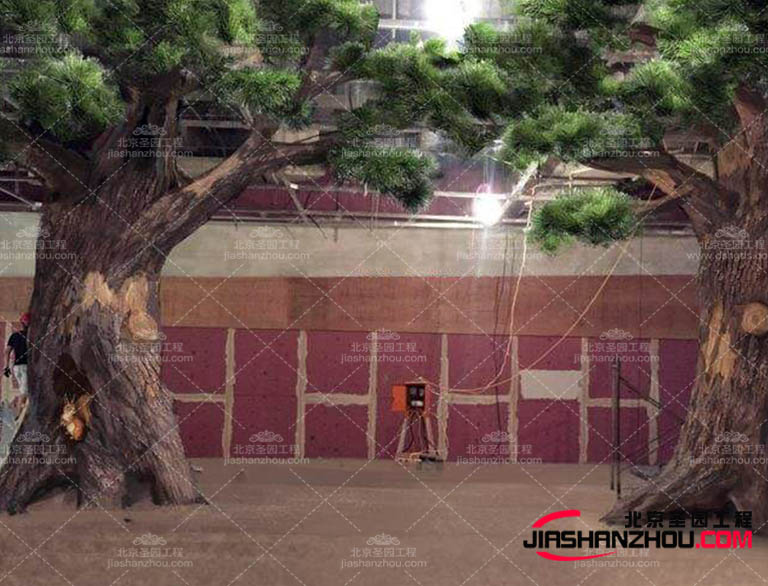 仿真树将形状美的家具组合在一起，创造出非传统优雅的空间