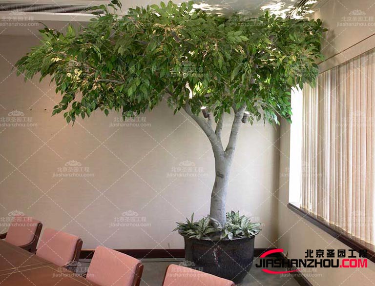 仿真树的设计应该简洁明了，易于辨识，以增强品牌的认知度