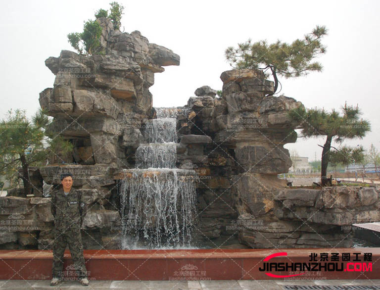 在塑石假山周围设置合适的路径和观景点可以近距离欣赏