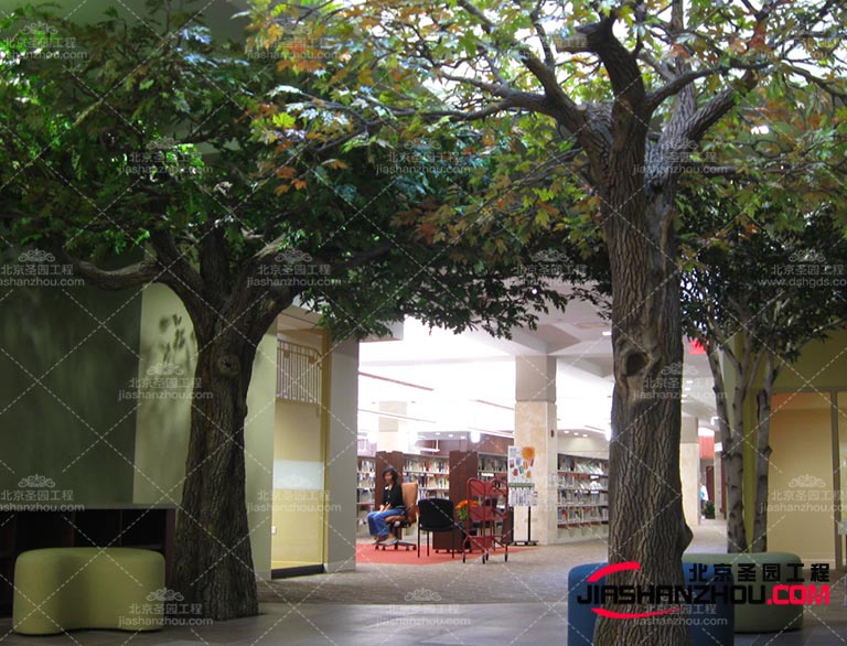 可以利用仿真树道具或布景来增加背景的层次感和丰富度