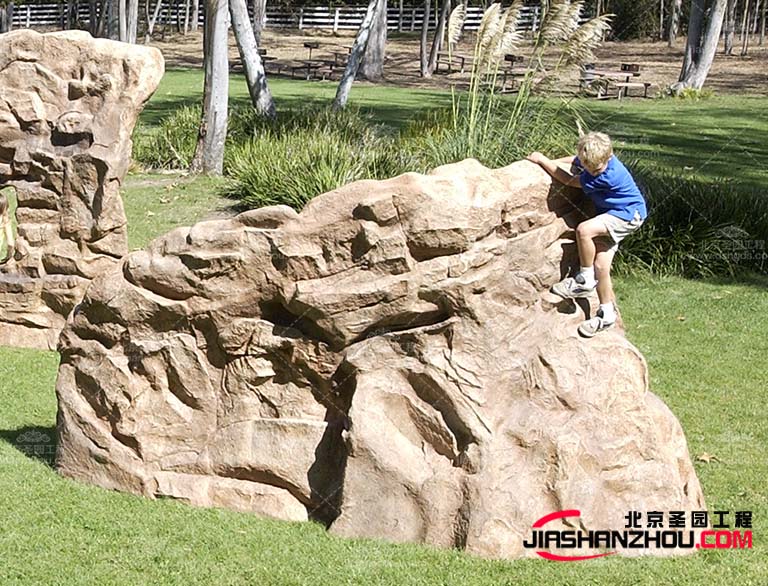 塑石假山的使用不仅可以保护游客的安全，还可以保护环境