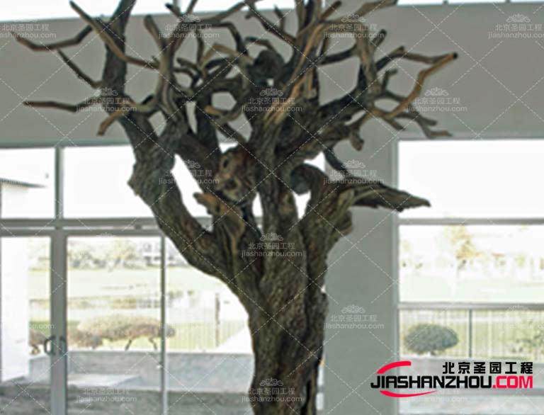 室内选择合适的仿真树款式和大小来适应卧室的整体f 格确保美观