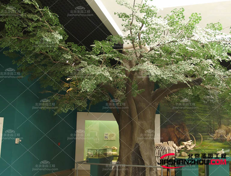 这样的仿真树可以在餐桌旁边的空间中起到一个很棒的醒目的作用