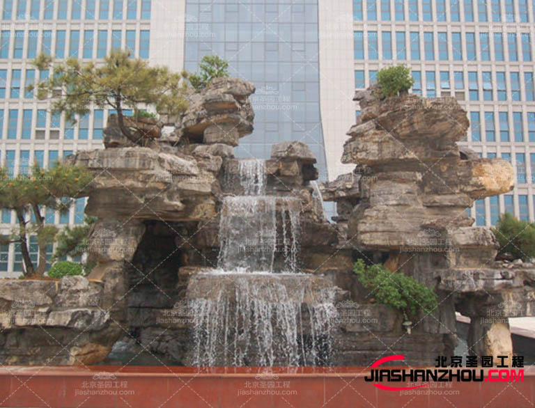 塑石假山可以模拟岩石的质感和外观，给人一种稳重和坚固的感觉