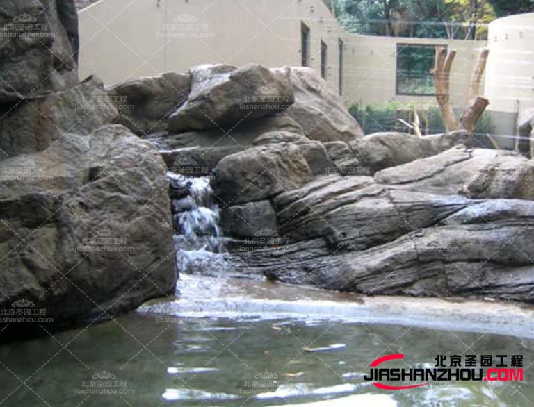 这些塑石假山可以是鲜艳的红色、蓝色或黄色，或者具有金属质感