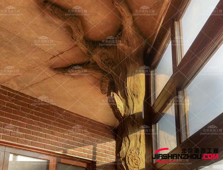 选择和摆放小型仿真植物时，要考虑植物的适应环境、与空间整体协调