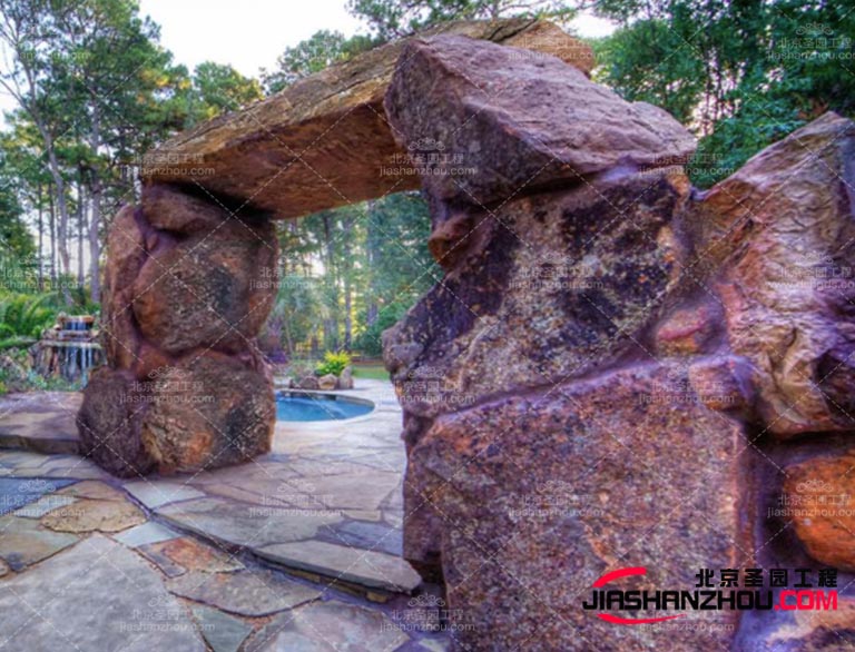 当然选择具有逼真质感的塑石材料，可以增强塑石假山的视觉效果