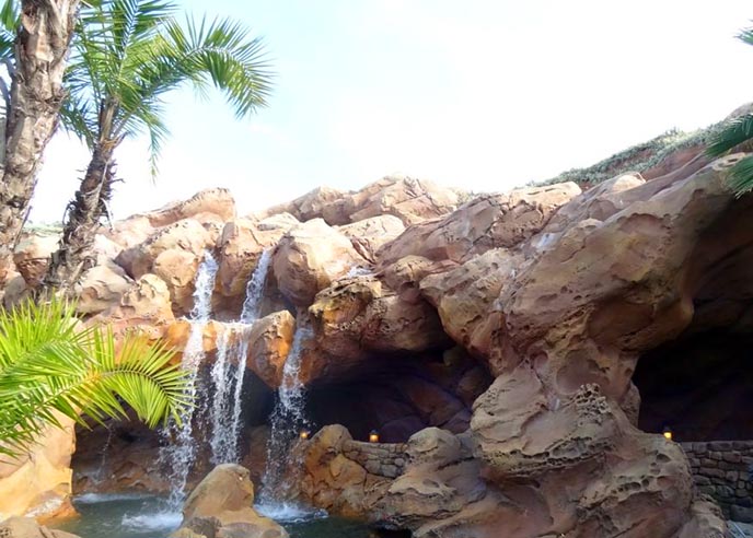 观赏广州的园林塑石假山 徜徉其间悠然自得