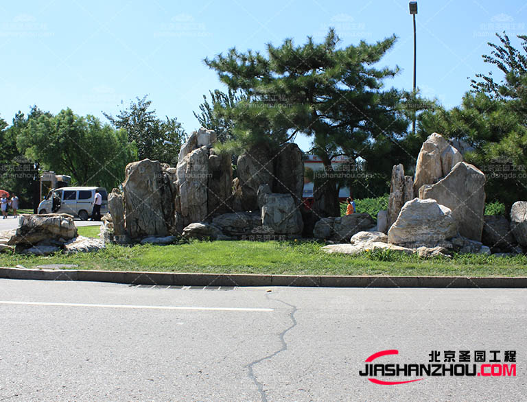水泥假山已成为园林打造景观不可或缺的装饰之一