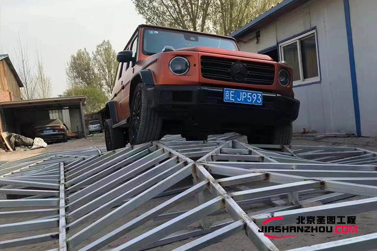 又一力作 全新奔驰纯电G级越野车室内塑石假山越野场景布置