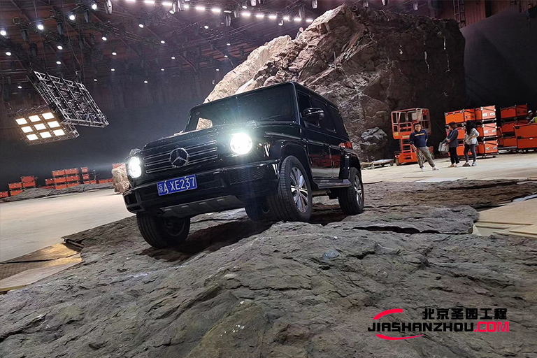 你看过奔驰越野车和室内塑石假山的搭配吗 厂家又一新案例