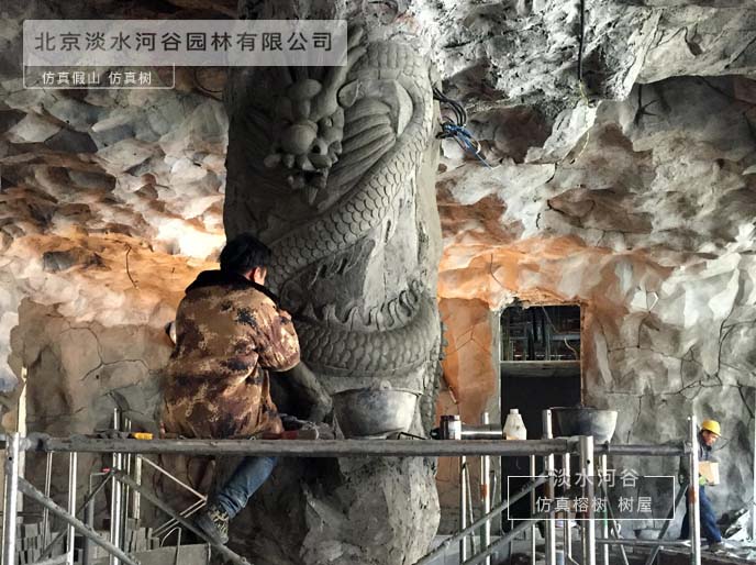 水泥直塑龙浮雕包柱子.jpg 水泥直塑龙浮雕包柱子