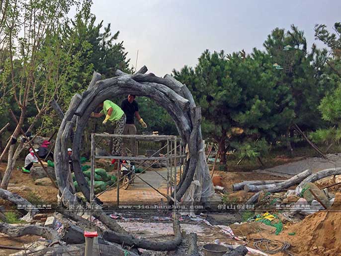 仿真树大门.jpg 仿真树大门