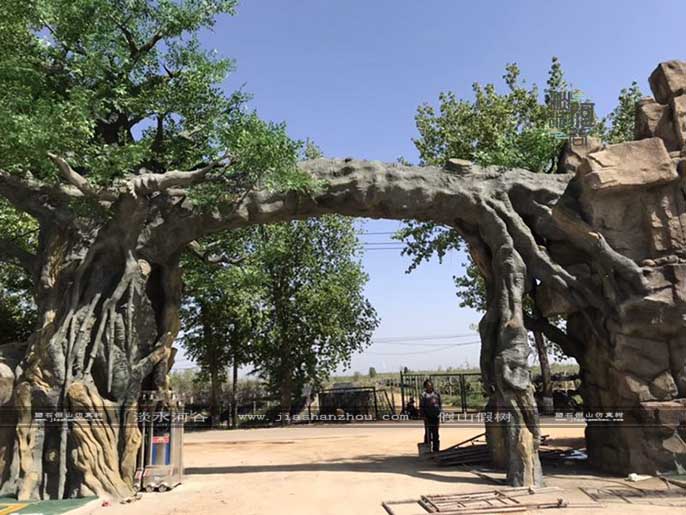 仿真树大门.jpg 仿真树大门