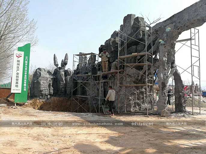 仿真树大门.jpg 仿真树大门