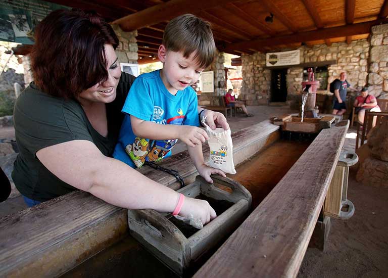 儿童淘矿的原料.jpg 儿童淘矿的原料