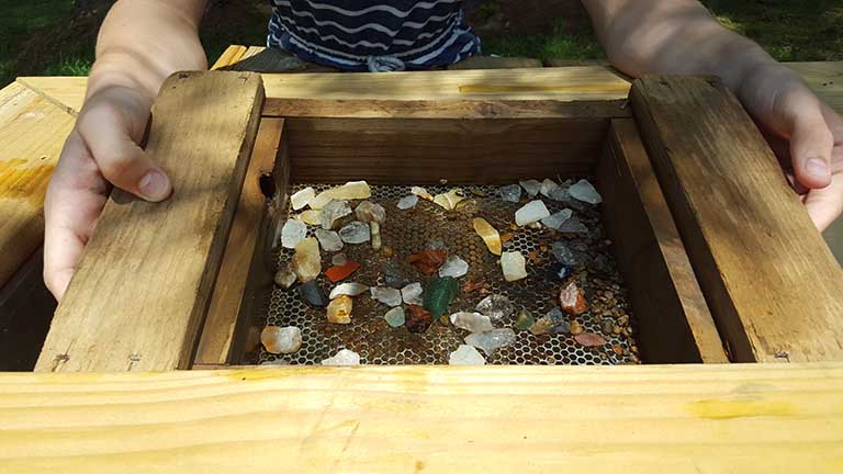 儿童淘矿的原料.jpg 儿童淘矿的原料