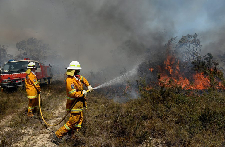 穿防火罩救火的消防员.jpg 穿防火罩救火的消防员