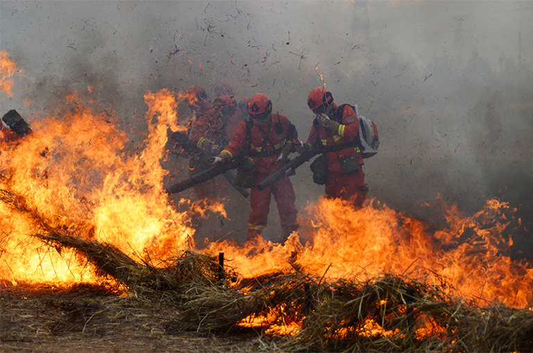 穿防火罩救火的消防员.jpg 穿防火罩救火的消防员