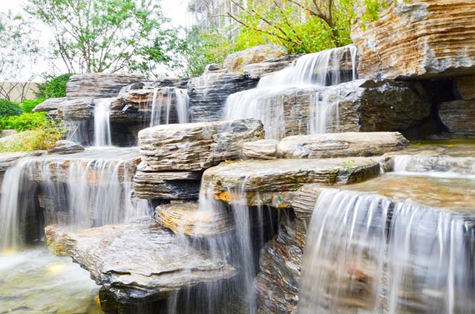 千层石假山水池.jpg 千层石假山水池