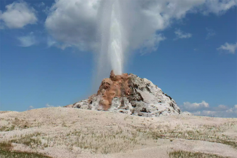 黄石间歇泉是公园壮观的地热特征之一.jpg 黄石间歇泉是公园壮观的地热特征之一