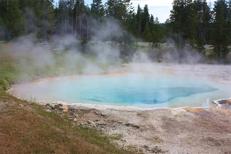 在黄石国家公园中发现的温泉多呈彩虹色.jpg 在黄石国家公园中发现的温泉多呈彩虹色