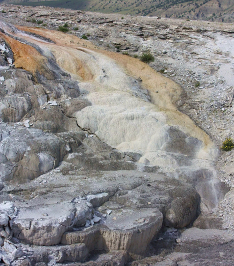 猛mm温泉的美丽矿物梯田是石灰华.jpg 猛mm温泉的美丽矿物梯田是石灰华