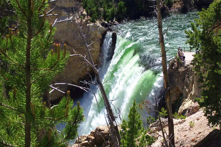 在黄石国家公园,水有多种颜色.jpg 在黄石国家公园,水有多种颜色