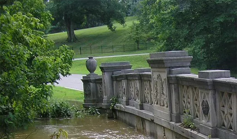 石头照片在路易斯维尔雕刻了桥梁入绿色车落基印第安人的公园.jpg 石头照片在路易斯维尔雕刻了桥梁入绿色车落基印第安人的公园