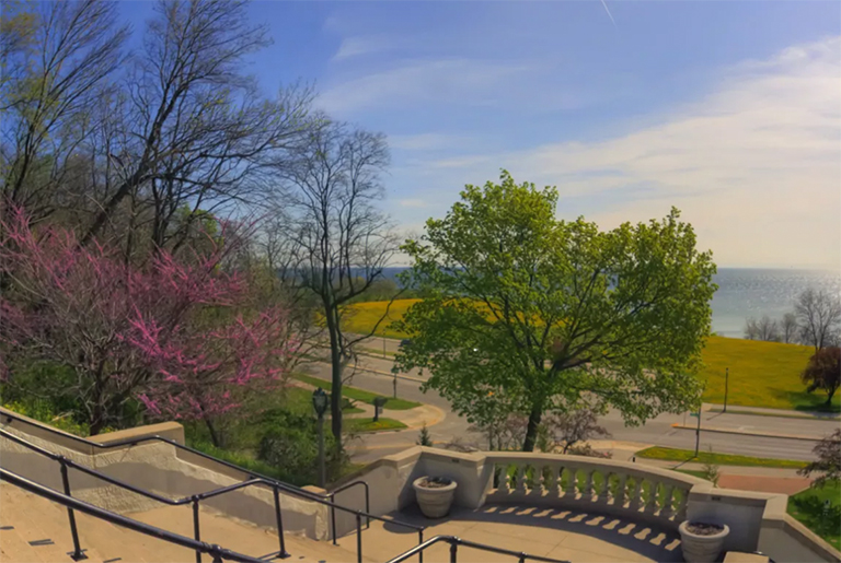 俯瞰密歇根湖的大楼梯的照片.jpg 俯瞰密歇根湖的大楼梯的照片