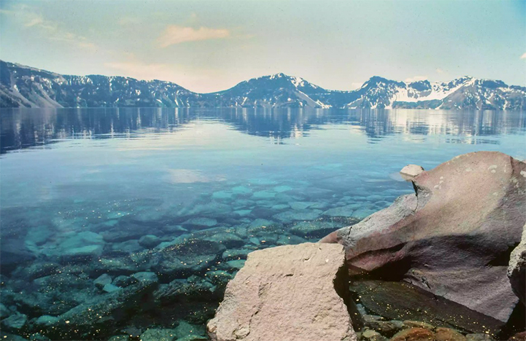 俄勒冈州火山口湖的海岸线.jpg 俄勒冈州火山口湖的海岸线