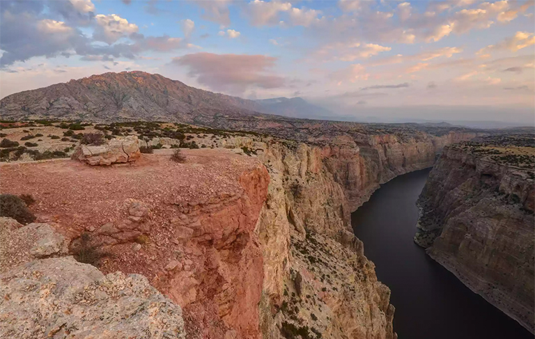 普赖尔山脉和河流蜿蜒穿过峡谷