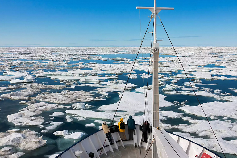 游轮航行在俄罗斯远东白令海的浮冰上