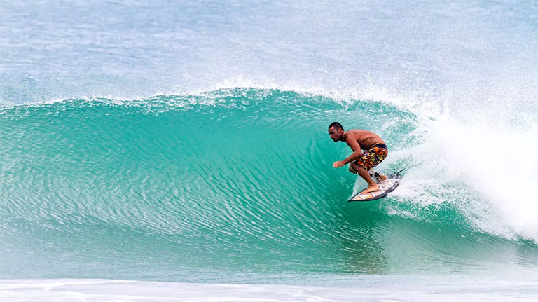 在南中国海冲浪.jpg 在南中国海冲浪