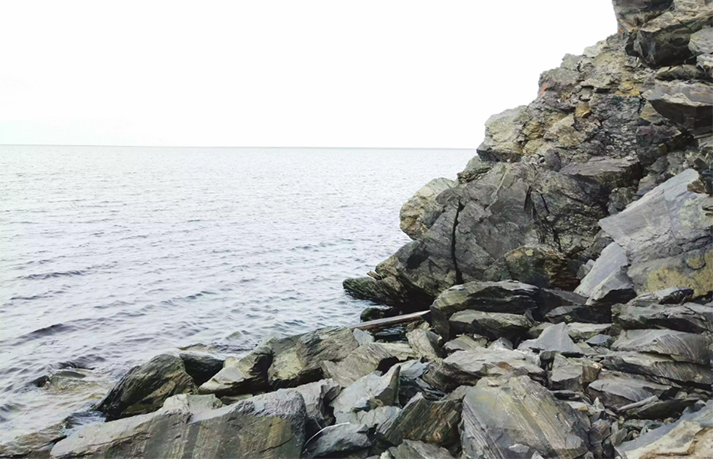 海上岩石海岸，俄罗斯提基附近的天空g