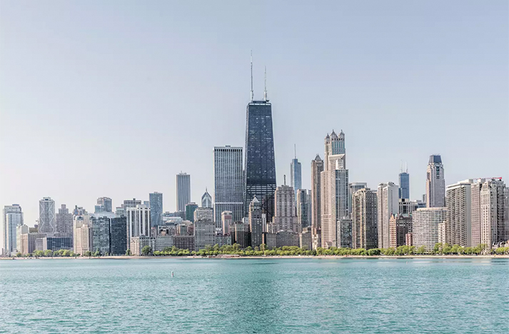 芝加哥天际线与密歇根湖对晴朗的天空，伊利诺伊州