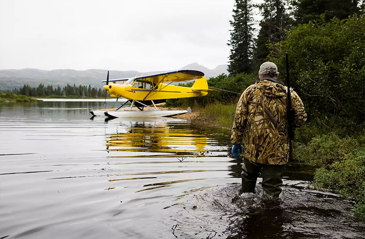 猎人在伊利亚姆纳湖与他的妻子横过他的肩膀.jpg 猎人在伊利亚姆纳湖与他的妻子横过他的肩膀