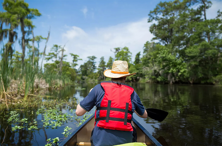 木舟穿过路易斯安那州的庞恰特雷恩湖的人