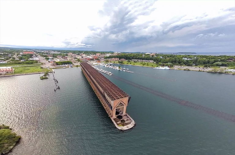 被放弃的和偶象的矿石船坞的空中射击在马凯特，沿苏必利尔湖岸的密执安