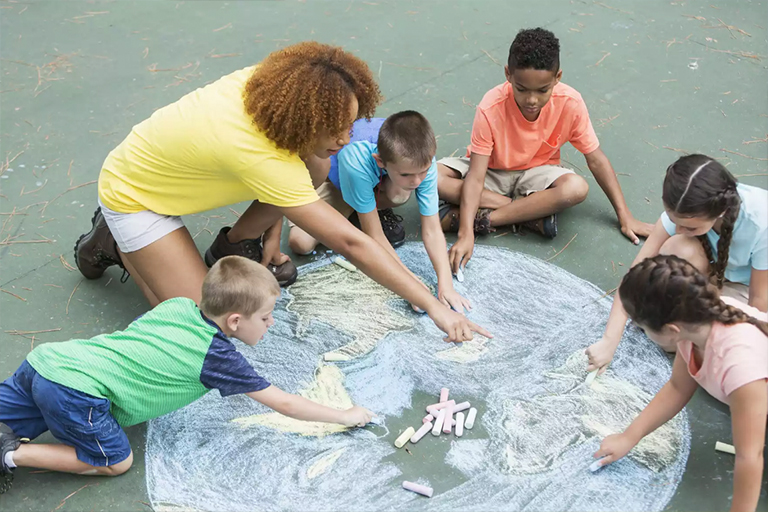 孩子们用粉笔画地球仪.jpg 孩子们用粉笔画地球仪