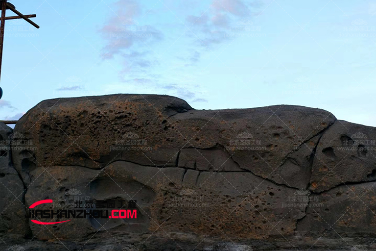 假山鱼池.jpg 假山鱼池