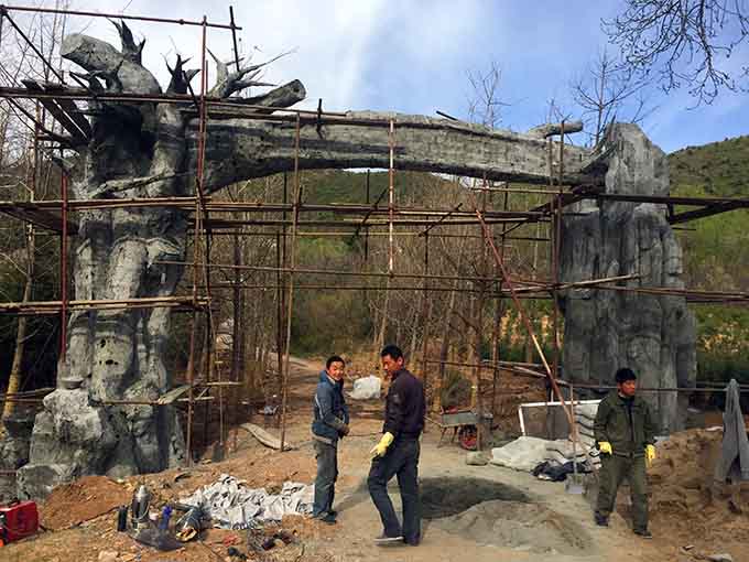 仿真树大门.jpg 仿真树大门