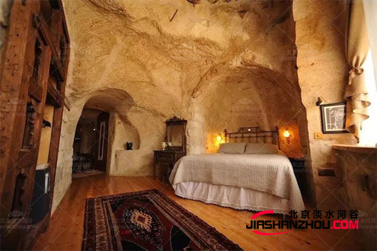 主题山洞酒店能让您在市中心体验原始山洞人的感觉